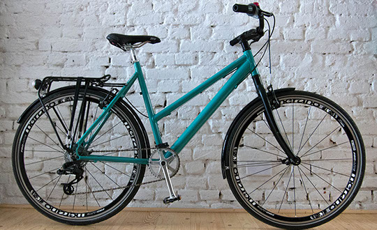 Individuell aufgebautes leichtes Trekkingrad mit Gepäckträger und Schutzblechen